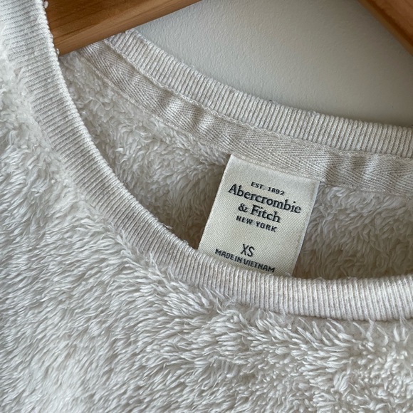 Abercrombie Fitch cropped white fuzzy sweater - Picture 2 of 5